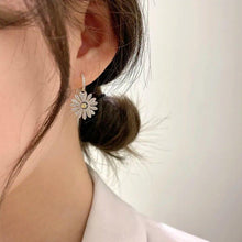 Load image into Gallery viewer, Vintage Flower Drop Earrings